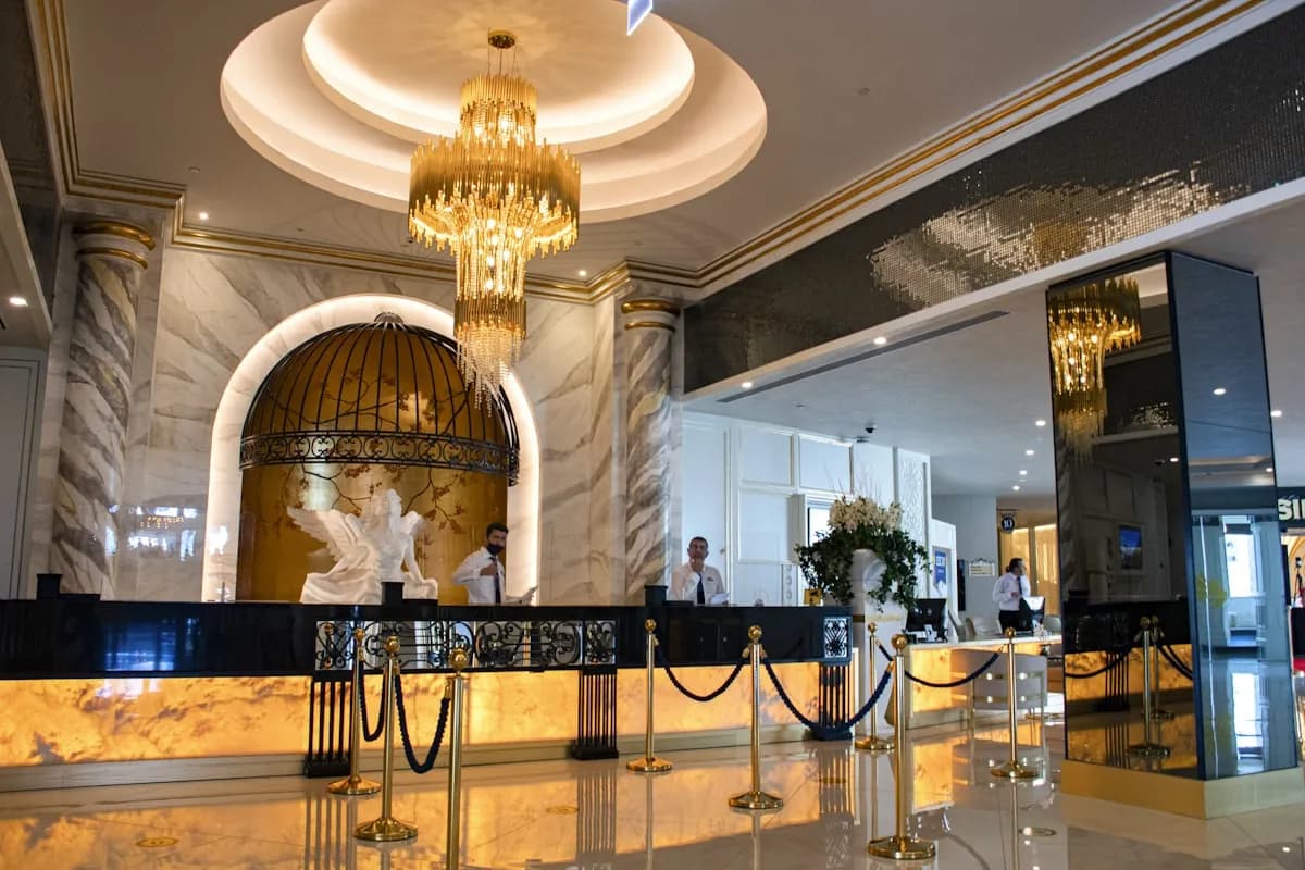 Cover Image for Hotel-Chatbots: Das Gästeerlebnis von der Buchung bis zum Check-out verbessern