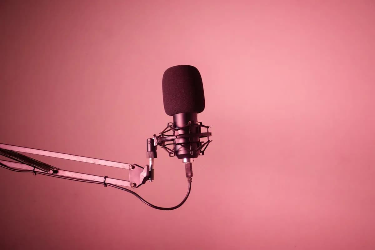 Cover Image for Voice Chatbot Architecture: Native Speech or Cascaded AI?